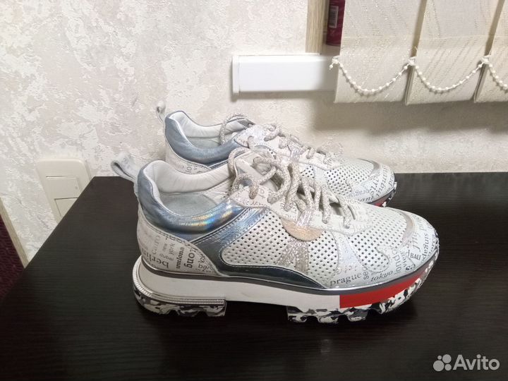 Кроссовки женские