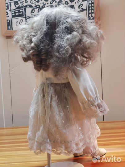 Кукла фарфоровая