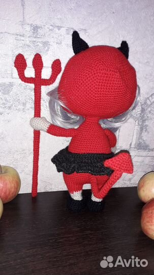 Вязаная кукла Бонни в костюме чертенка