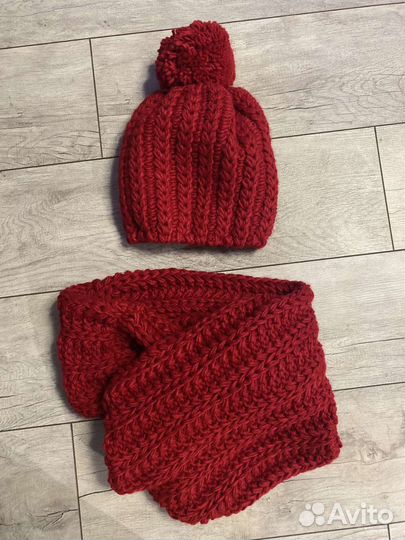 Зимняя вязаная шапка и снуд