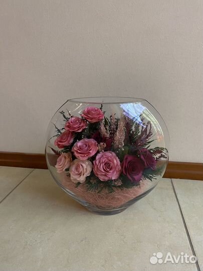 Розы в стеклянной вазе