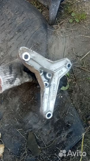 Кронштейн кпп Mitsubishi Carisma