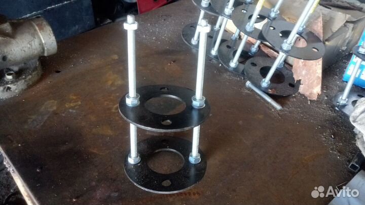 Кронштейн крепления запасного колеса для прицепа