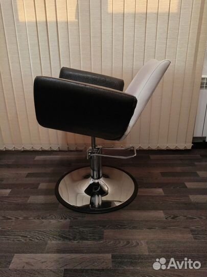 Парикмахерское кресло