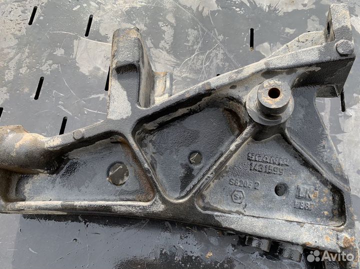 Кронштейн усилителя переднего бампера левый Scania