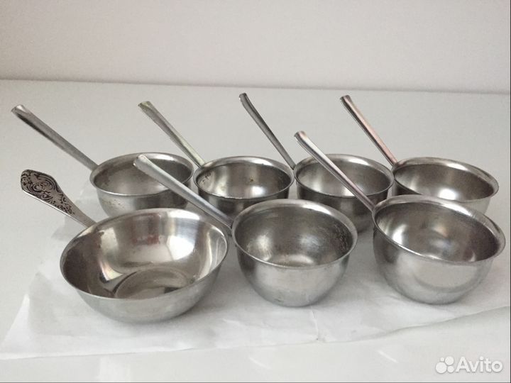 Кокотницы, сито и кастрюлю, кухонные предметы