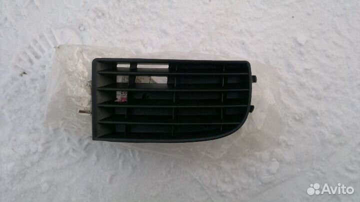 Решетка правая переднего бампера для VW golf 5