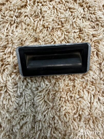 Кропка (ручка ) богажника Audi Q3