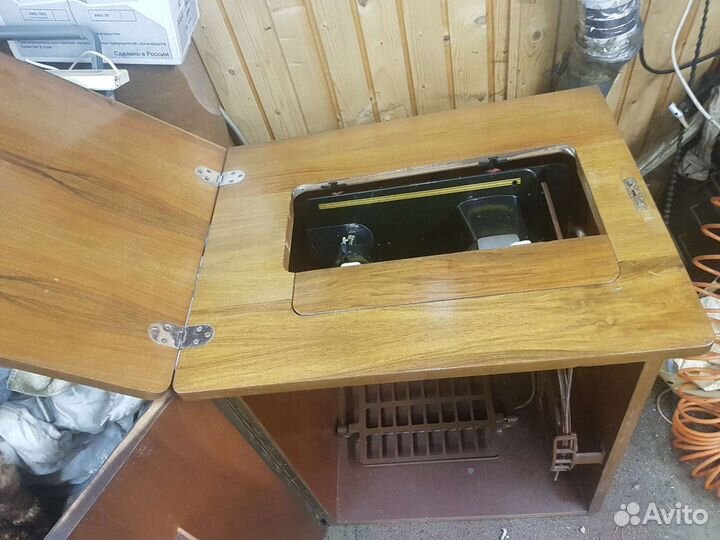 Швейная машинка Minerva с тумбой