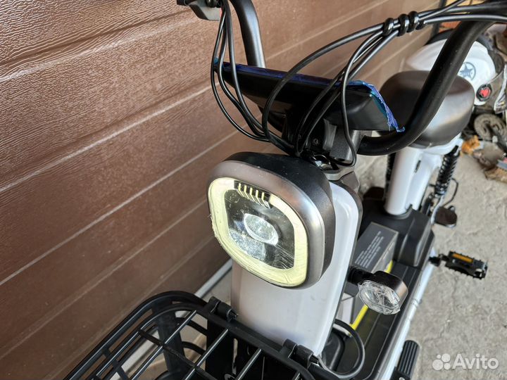 Новый электроскутер электровелосипед