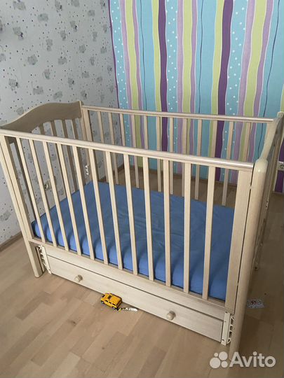 Детская кроватка с маятником