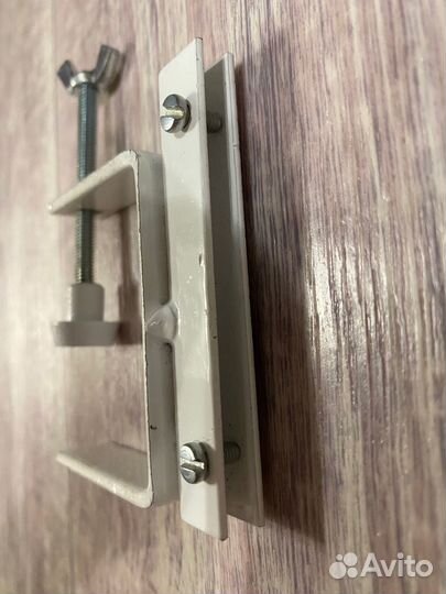 Струбцина для шелфбаннеров к полкам