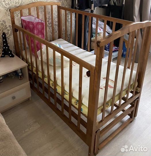 Детская кроватка с продольным маятником