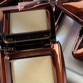 Hourglass ambient lighting finishing powder