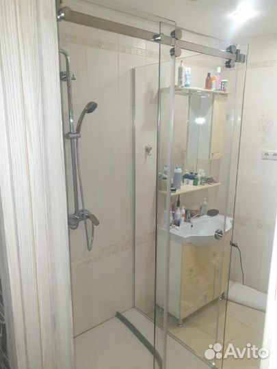 Стеклянные душевые перегородки