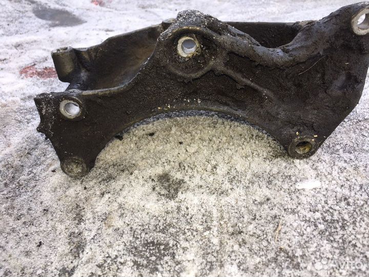 Кронштейн компрессора Мерседес 210