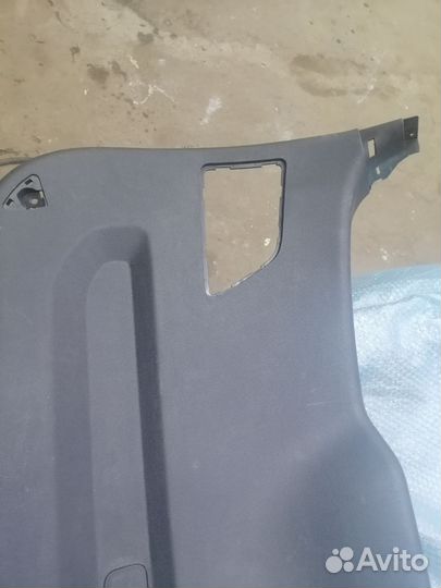 Обшивка крышки багажника Geely Coolray