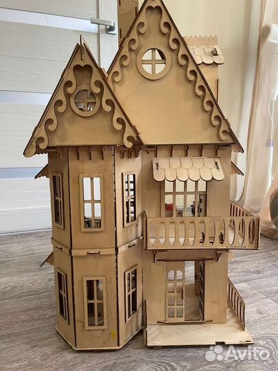 Деревянный кукольный домик с мебелью