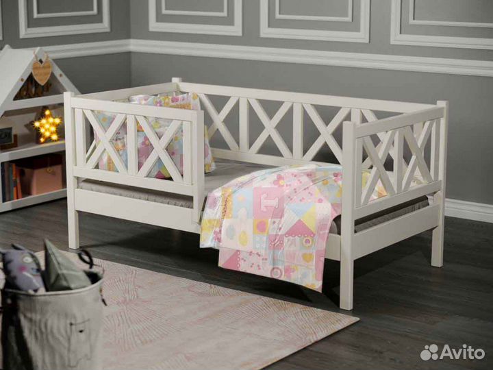 Кроватка из натурального дерева высокий борт детск