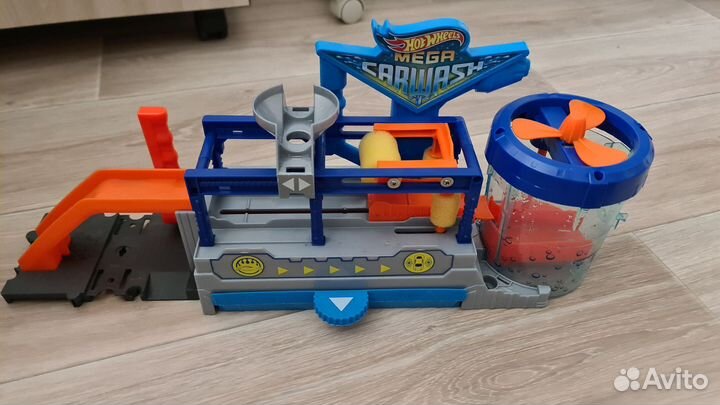 2 полных игровых набора hot wheels