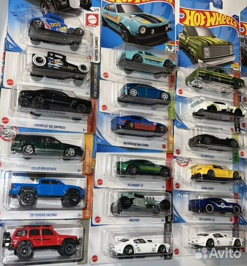 Много новых машинок Hot Wheels