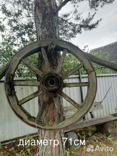 Деревянное колесо на телегу