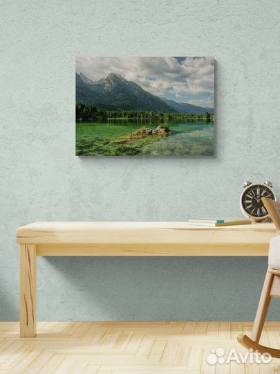 Картина с красивыми горами и озером летом
