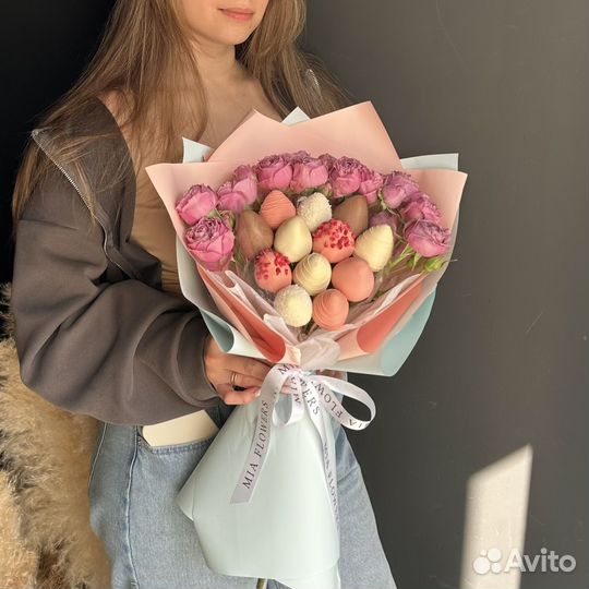 Букет из клубники с розами