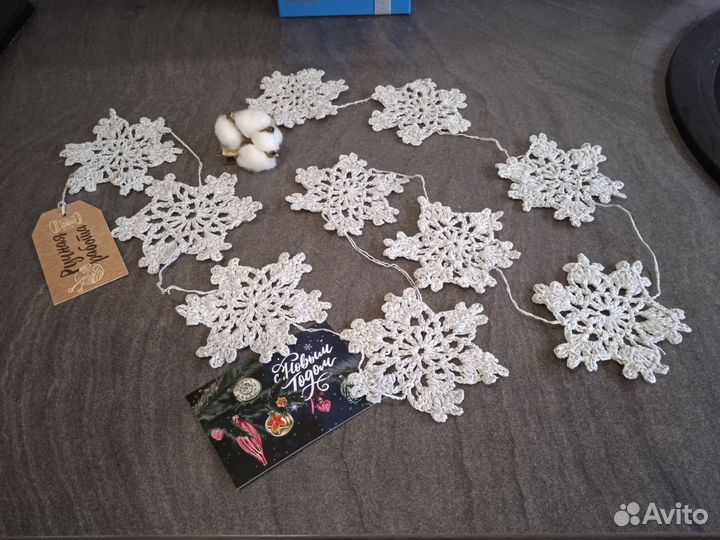Новогодняя вязанная гирлянда из снежинок