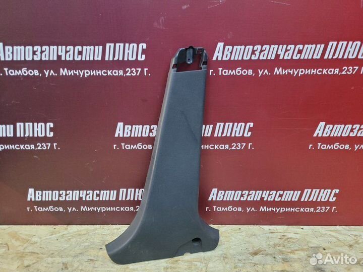 Обшивка средней стойки правая Renault Logan