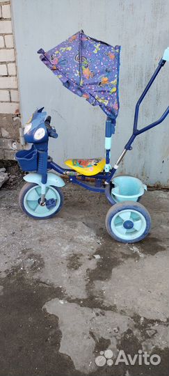 Прогулочная коляска и трёхколёсный велосипед