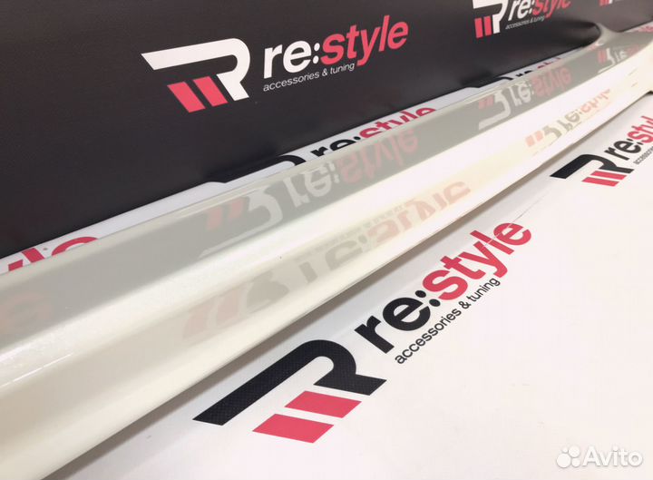 Спойлер Под стекло Lexus LX570 08-15г Белый