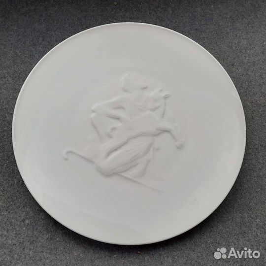 Антикварная рельефная тарелка кпм мальчикс барашко