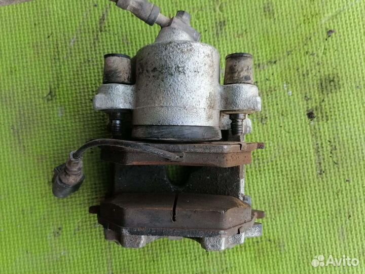 Суппорт передний левый Фольксваген Гольф 5 плюс