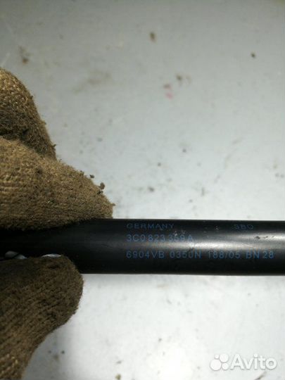 Амортизатор капота Volkswagen Passat B6 2.0 BPY