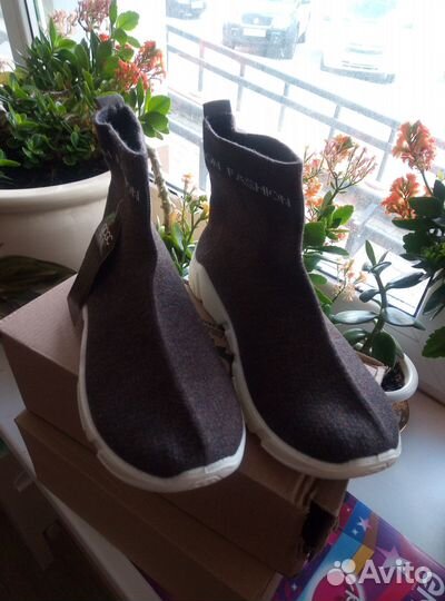 Кроссовки женские 38