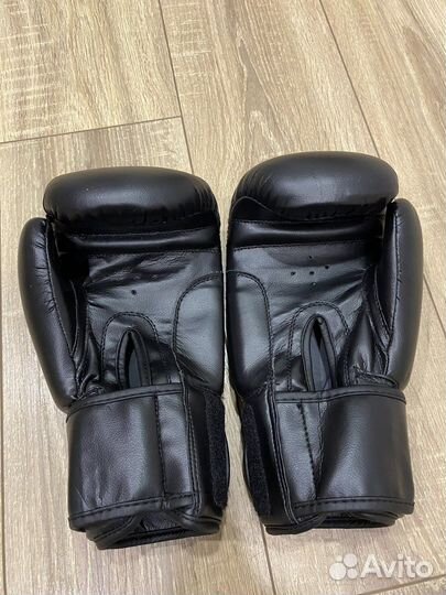 Боксерские перчатки 10 oz