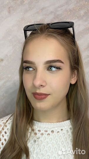 Модель на оформление бровей