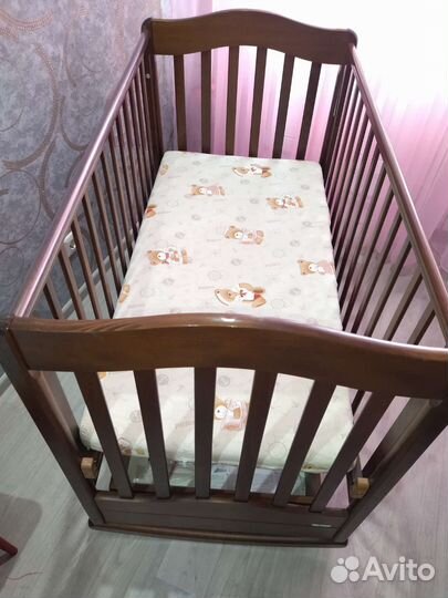 Детская кроватка с маятником
