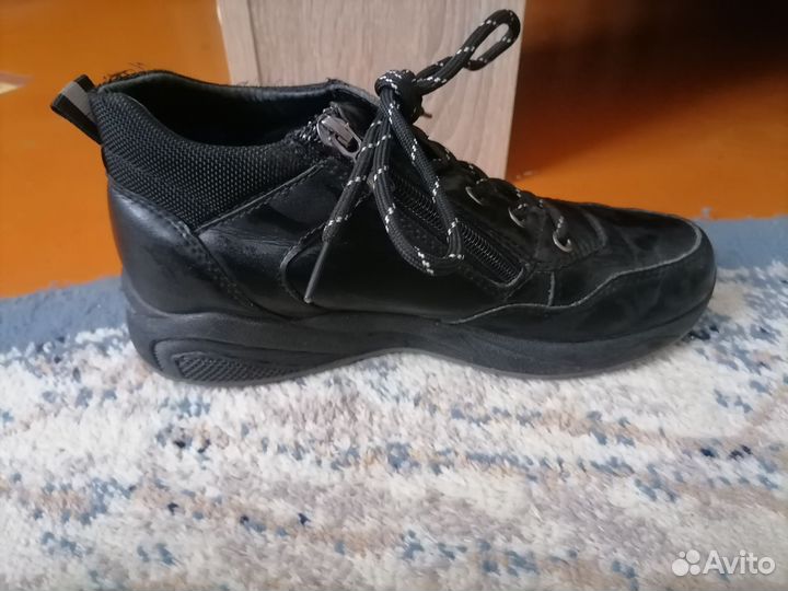 Кроссовки женские