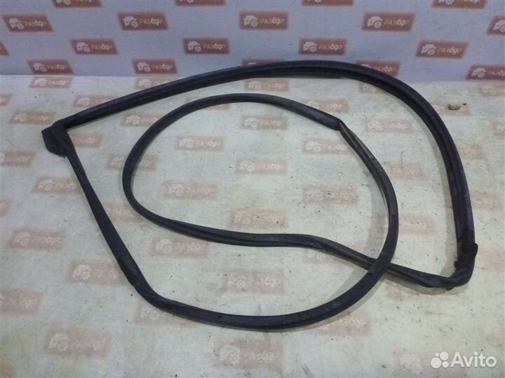 Уплотнительная резинка стекла передняя левая