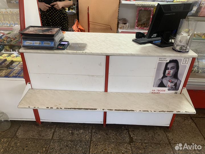 Витрины и стол