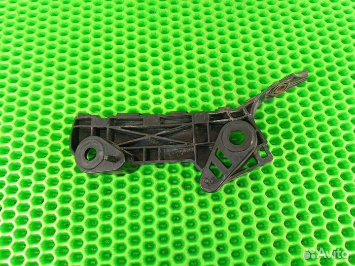 Кронштейн переднего правого R бампера Mazda 6