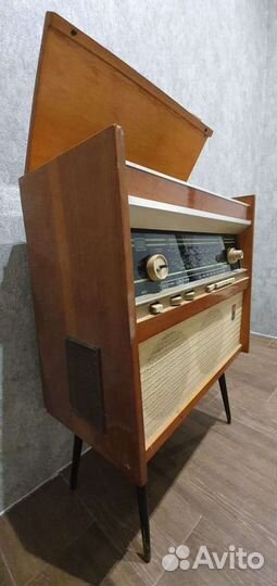 Раритетный проигрыватель пластинок