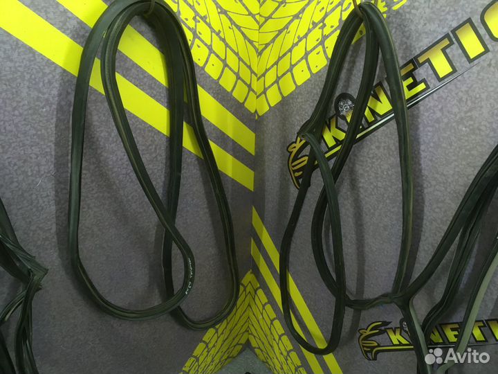 Молдинг Уплотнитель Mitsubishi Pajero Паджеро 4