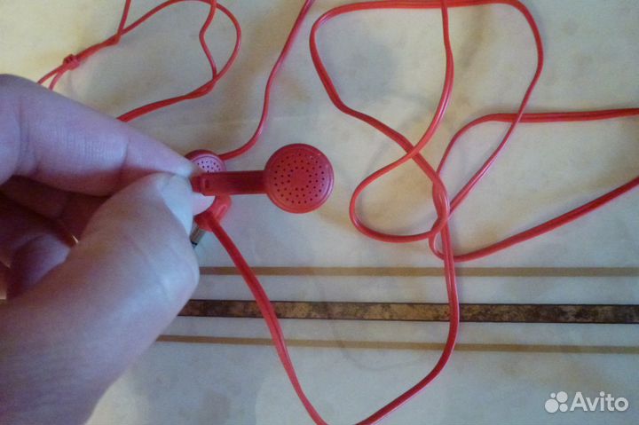 Наушники новые - красные и изумрудные,белые