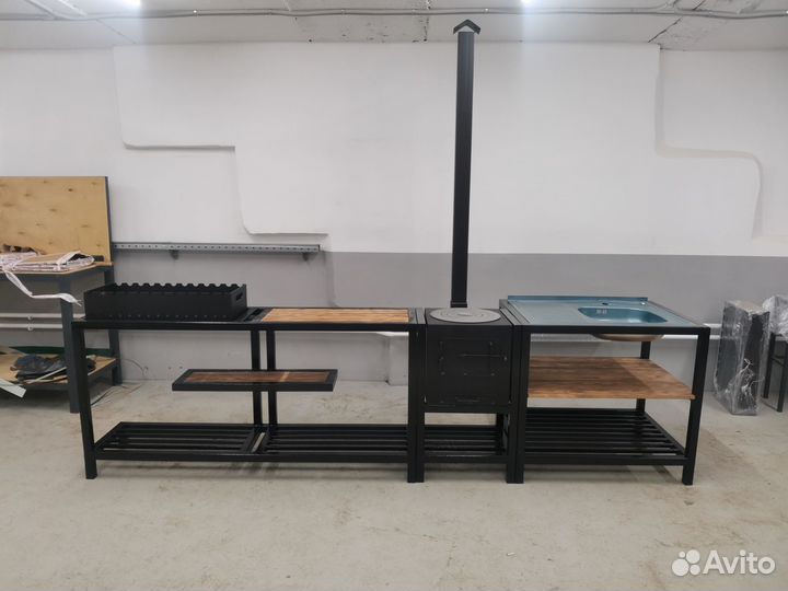 Мангальная зона со столом и печкой под казан