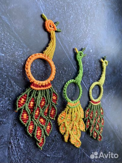 Брошь в стиле микромакраме