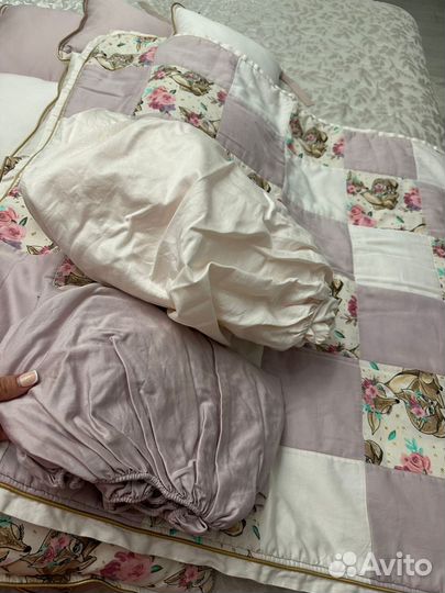 Бортики в детскую кроватку для девочки, одеяло