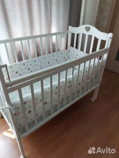 Детская кроватка с маятником